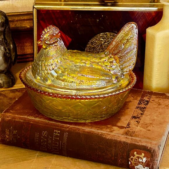 Mosser Glass Hen on Nest – Carnival Marigold with Red Slag Trim – Westmoreland M - Picture 1 of 4